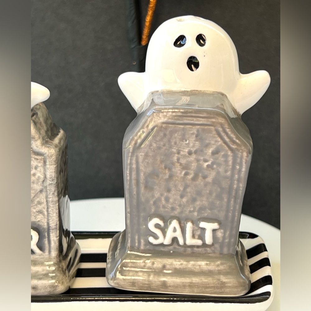 Set of 3 Halloween Ceramic Tray with Tombstones Ghosts Salt & Pepper Shakers - Picture 4 of 10